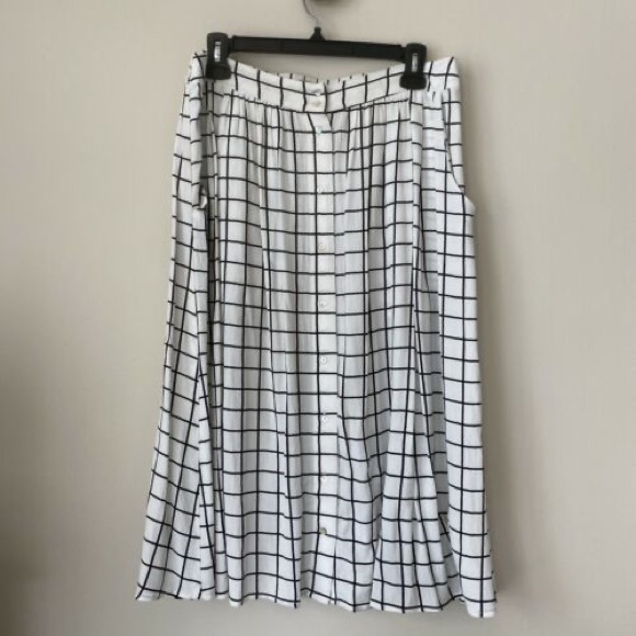 5/$25 Black and white midis skirt